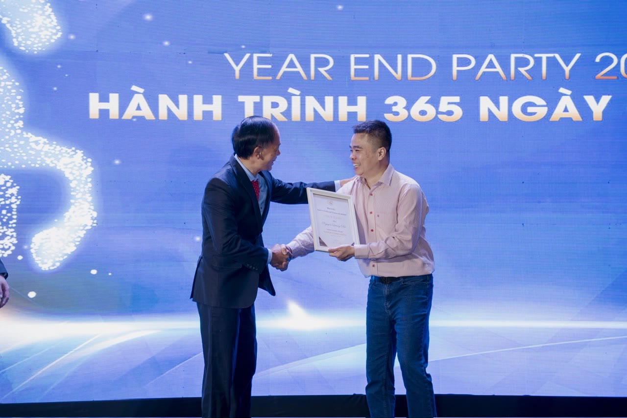 Binh Ba Ngo receiving recognition at Biomedic's 2025 year-end gathering